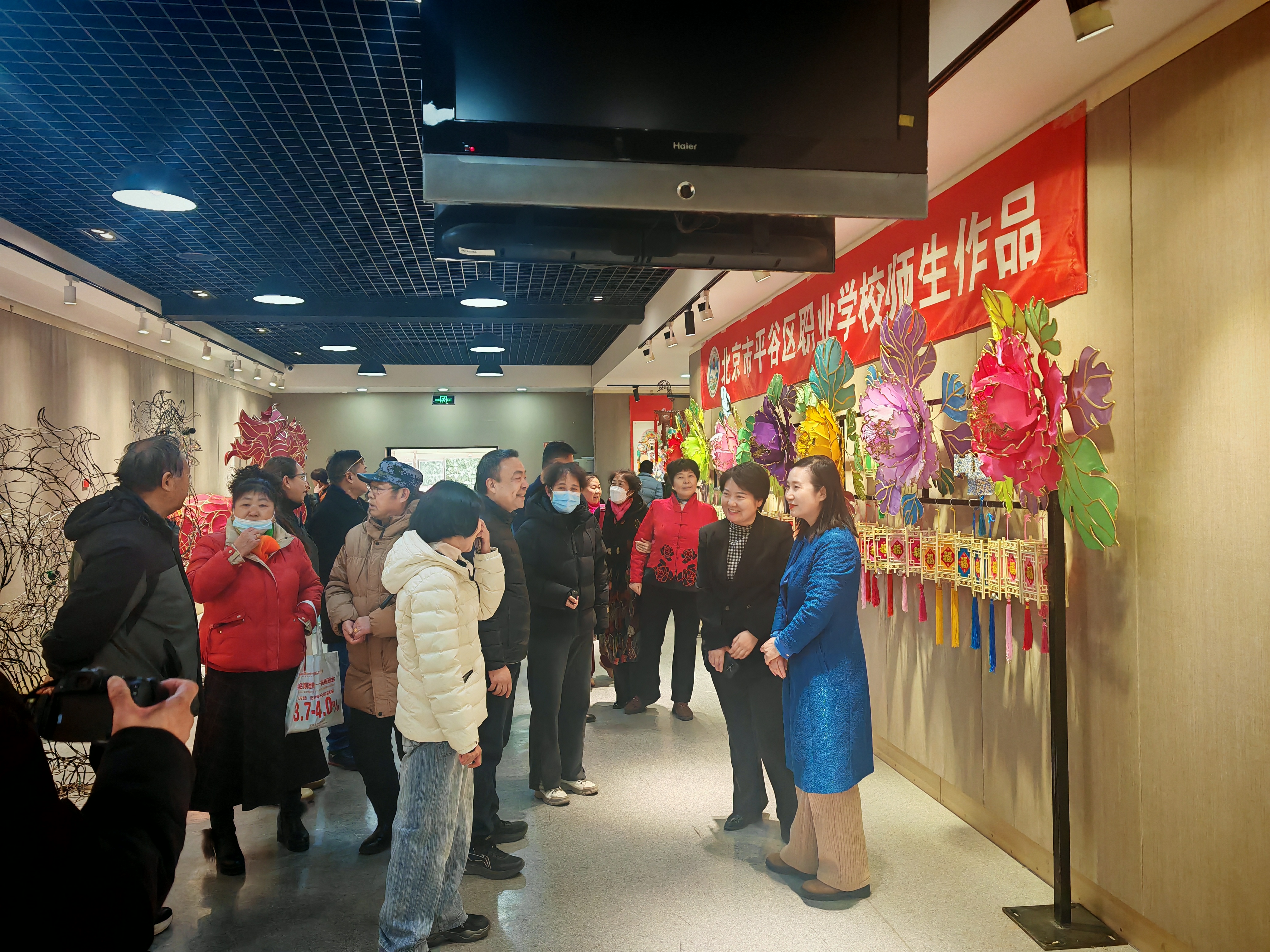 传统年画与灯彩艺术展共绘新春非遗画卷