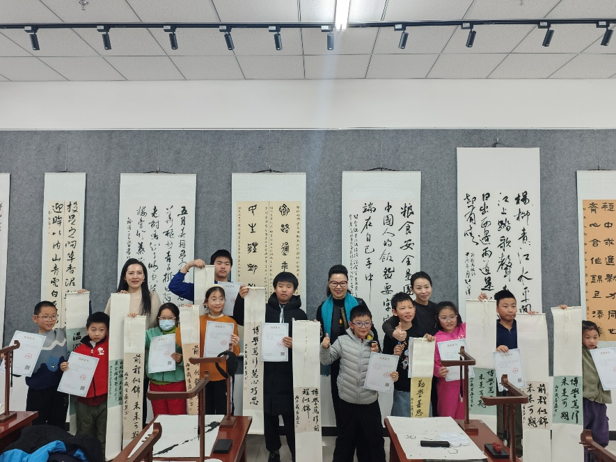 北京市文化馆书法培训圆满收官，小学员执笔书“福”迎新春